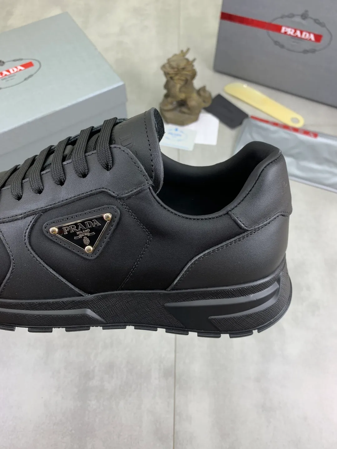 Men's men's shoes 💰P560 💰 [New style] popular models on the official website, 🆘 Trendy brand (Prada) mainly promotes popular models, avant-garde and versatile fashionable men's shoes private version mold opening, cowhide surface splicing 1:1.. Fashionable and simple, original imported cowhide lining cowhide feet; the atmosphere and personality are more fashionable, eye-catching and pursuing class. It will subvert the old idea and be a must-have for fashion trendsetters with you! Must keep it! Tall and comfortable, large and low, high-end quality workmanship. Size: 38-44 3️⃣colors available.